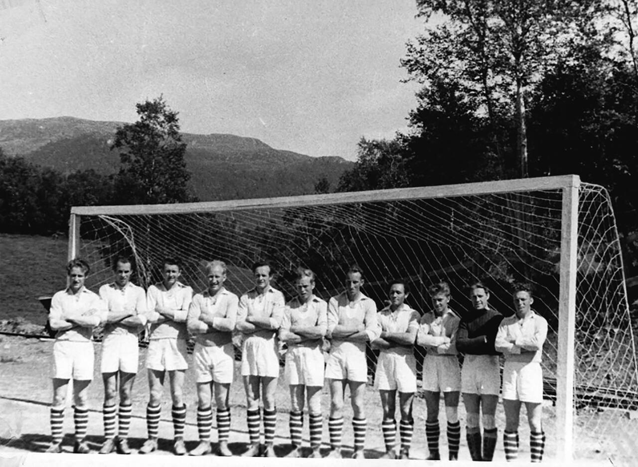 Halsa IL vant 1. divisjon fotball for Nordmøre i 1953. Fra venstre: Magnar Løvik, Magne Gjerstad, Tor Betten, Odd Betten, Asbjørn Løvik, Helge Stolsmo, Egil Røe, Olav Megård, Tor Stolsmo, Ola Stolsmo og Arne Stolsmo. Laget rykket da opp i landsdelsserien og måtte låne gressbanen til KFK i Kristiansund. (Bilde fra Halsa IL)