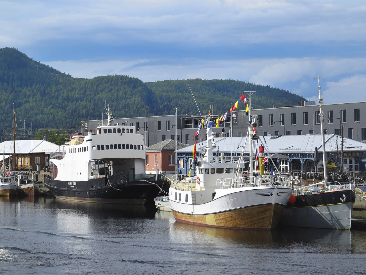 Ferja «Holger Stjern» (1958) og den tidligere fiskebåten «Tubåen» ved Fosenkaia i Trondheim i slutten av juli 2024. Bak «Tubåen» ser vi litt av «Værdalen». Foto: Terje Holm