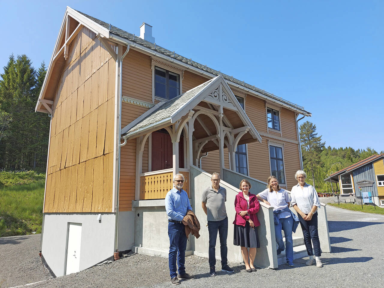 Skolemuseet fikk besøk fra gode støttespillere 16. juni 2023. Fra venstre: Ottar Brage Guttelvik, tidligere fylkeskommunedirektør og nå styreleder for Nordmørsmusea, Alf Stormo, leder i prosjektgruppen, Heidi-Iren Wedlog Olsen, kulturdirektør i Møre og Romsdal fylke, Wenke Greve og Bjørg Bergem fra prosjektgruppen. Foto: Terje Holm