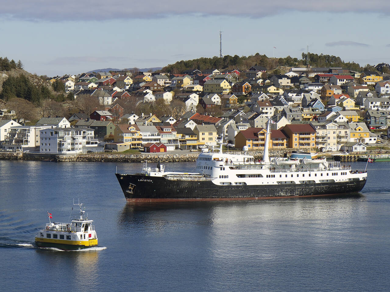 Hurtigruten «Lofoten» møter sundbåten «Angvik» på havna i Kristiansund i mai 2017. Foto: Terje Holm