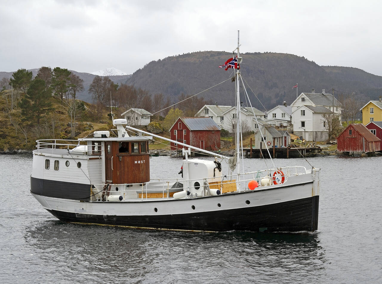 I 2019 ble den tidligere lokalrutebåten «Møst II» (bildet) hentet hjem til Møstavågen av Oris Lilleviks barnebarn, Terje Lillevik Skundberg. Foto: Terje Holm