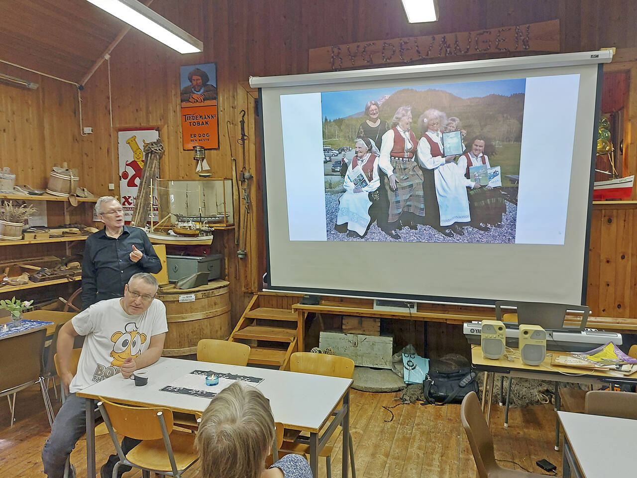 Bernt Bøe holdt et interessant foredrag med bilder fra årets aktiviteter og et tilbakeblikk fra starten i 1994. Foto: Terje Holm