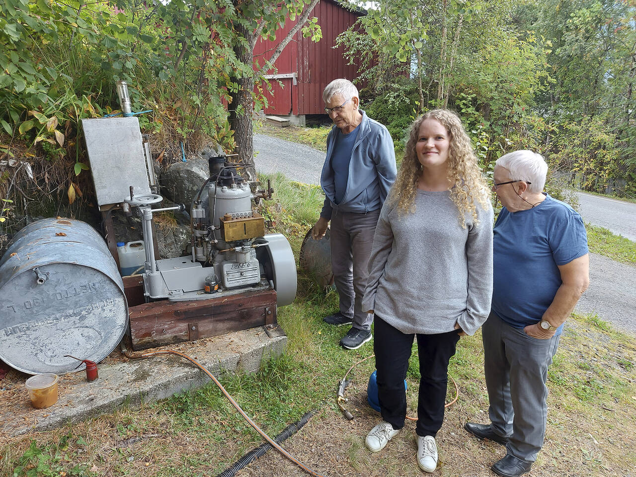 Den historiske Sabb-motoren ble startet opp av Anders Vaagland (t.v.). Her sammen med Ingrid Sæther Øye og Peder A. Sæther. Foto: Terje Holm