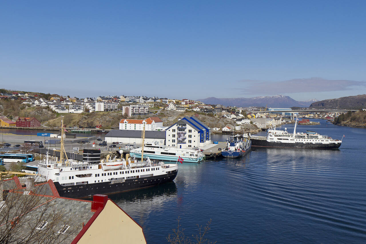 To historiske hurtigruter på havna i Kristiansund i mai 2017. «Nordstjernen» i opplag ved Nordmørskaia og «Lofoten» i rute ved Devoldholmen. Foto: Terje Holm