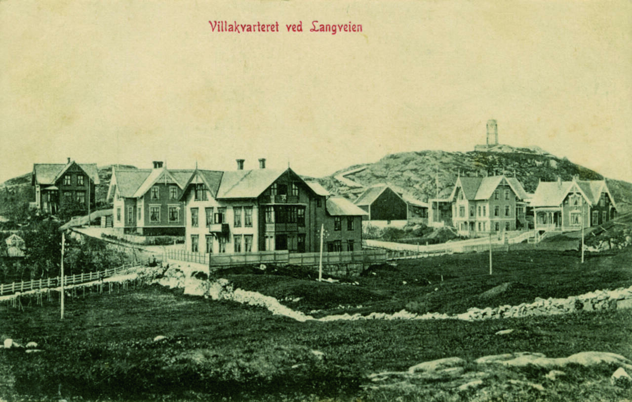 Varden med villabebyggelsen ved Langveien først på 1900-tallet. (Postkortbilde)