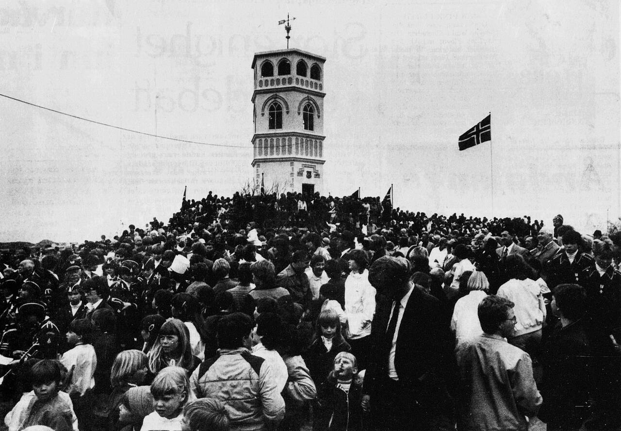 En stor folkemengde møtte opp ved innvielsen av nytt Vardetårn 9. mai 1983. (TK/Nasjonalbiblioteket)