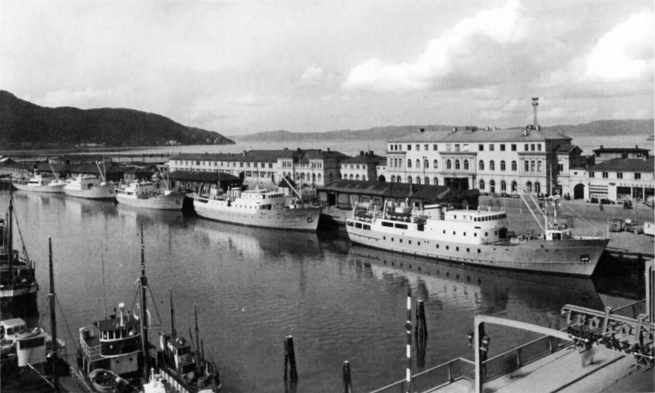 Fosenkaia med båtene til Fosen Trafikklag først på 1960-tallet. Her ser vi bl.a. «Fru Inger», «Agdenes» og «Frovær», tidligere «Nordmøre» fra 1952. (Fra boken Gamle dampen)