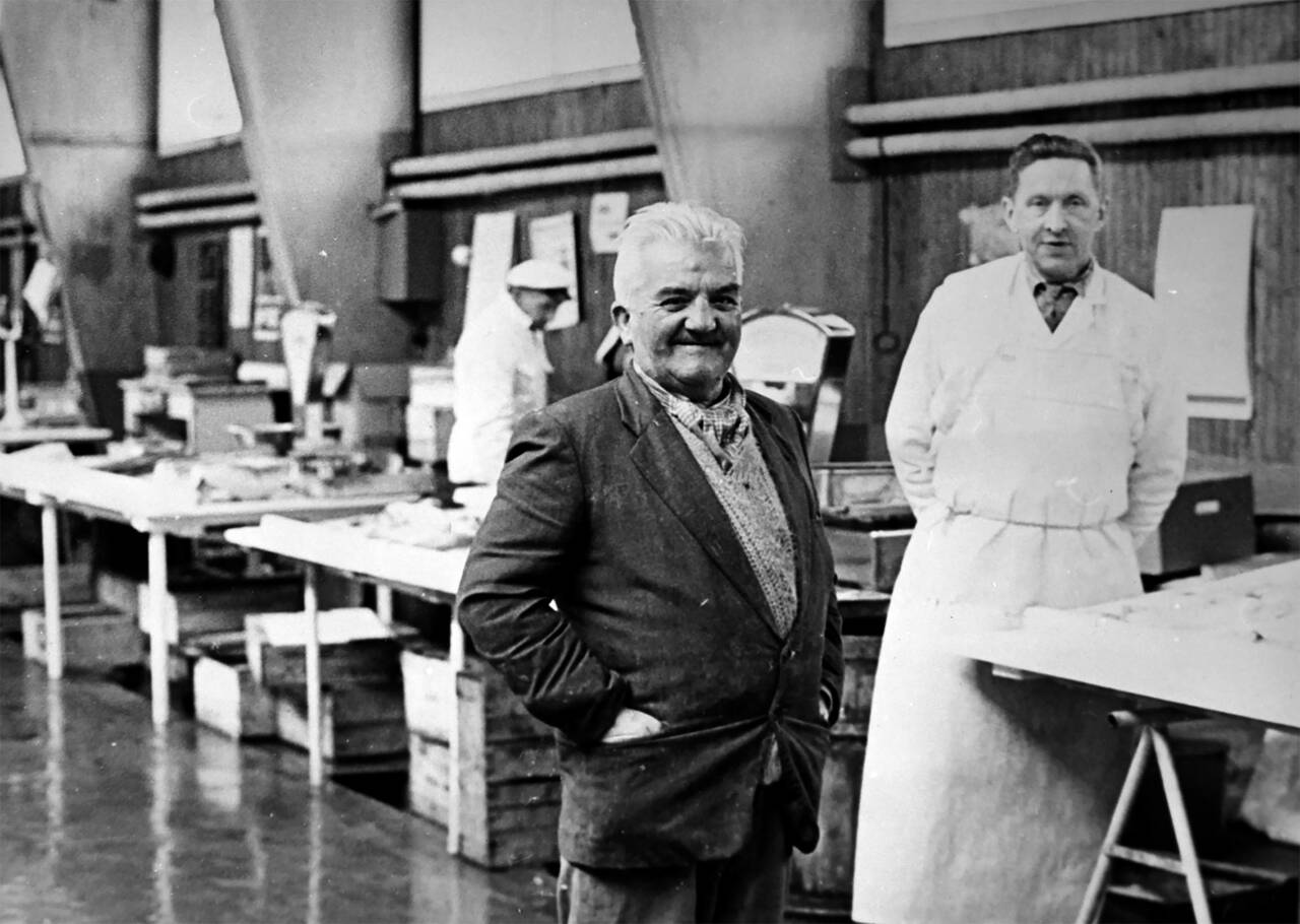 Hermann Aasgaard i samtale med fiskehandler Gunnar Tingvoll. (Stein Sættem samling)