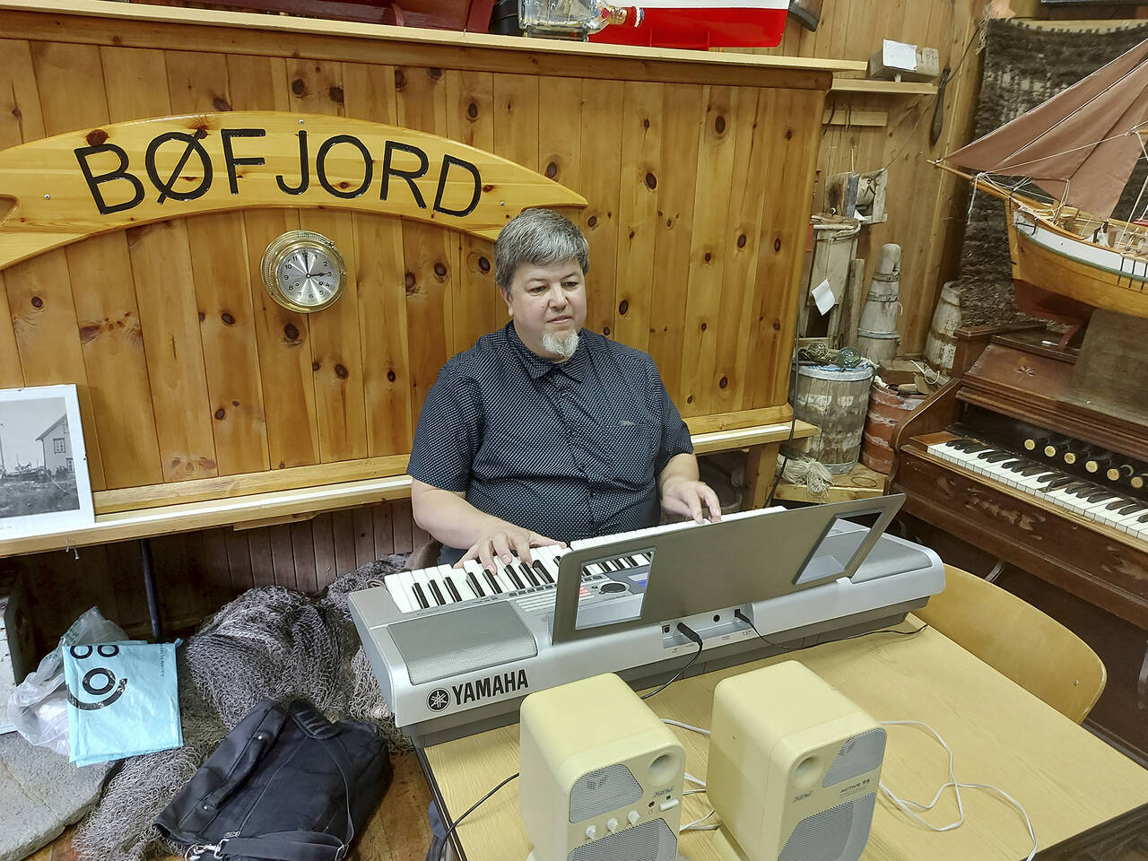 Pianisten Alexey Kurbanov underholdt med taffelmusikk. Foto: Terje Holm