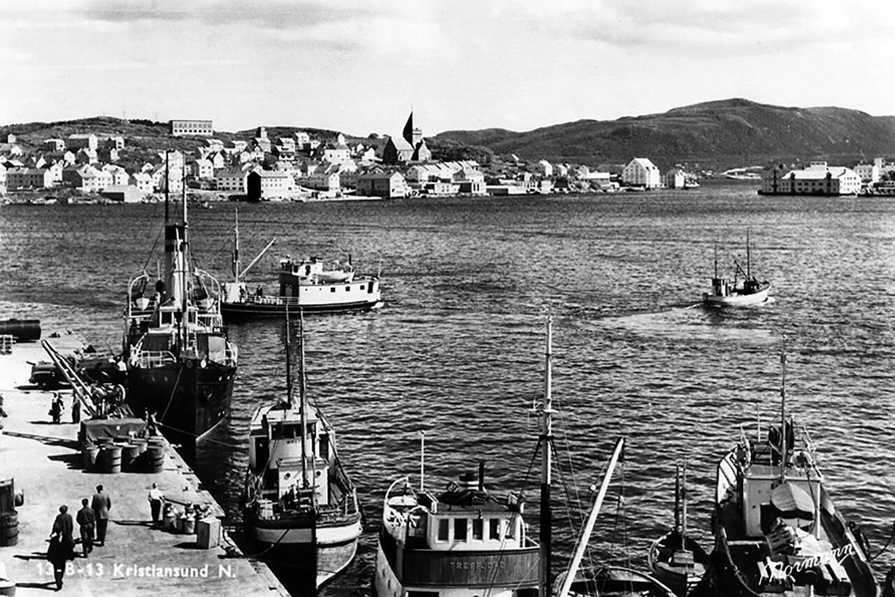 Rutebåter ved Nordmørskaia i Kristiansund tidlig på 1950-tallet. Fra venstre: D/S «Solskjel», M/B «Grip» (bak Solskjel), M/B «Møst II» og M/B «Tresfjord». Helt til høyre brannsprøyta «Slukk II». (Nordmørsmusea)