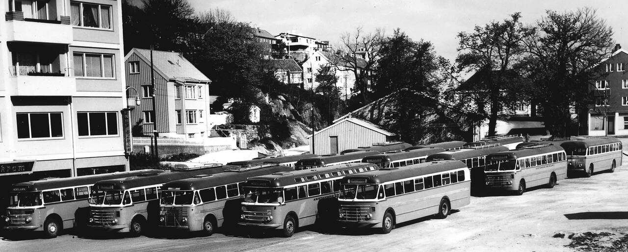 Torghallen med busser fra Kristiansund Frei Billag (KFB) foran rundt 1960. Bussene ble stilt opp her for å ta et bilde. I 1962 ble Rutebilstasjonen tatt i bruk på andre siden av Torghallen. (Nordmørsmusea)