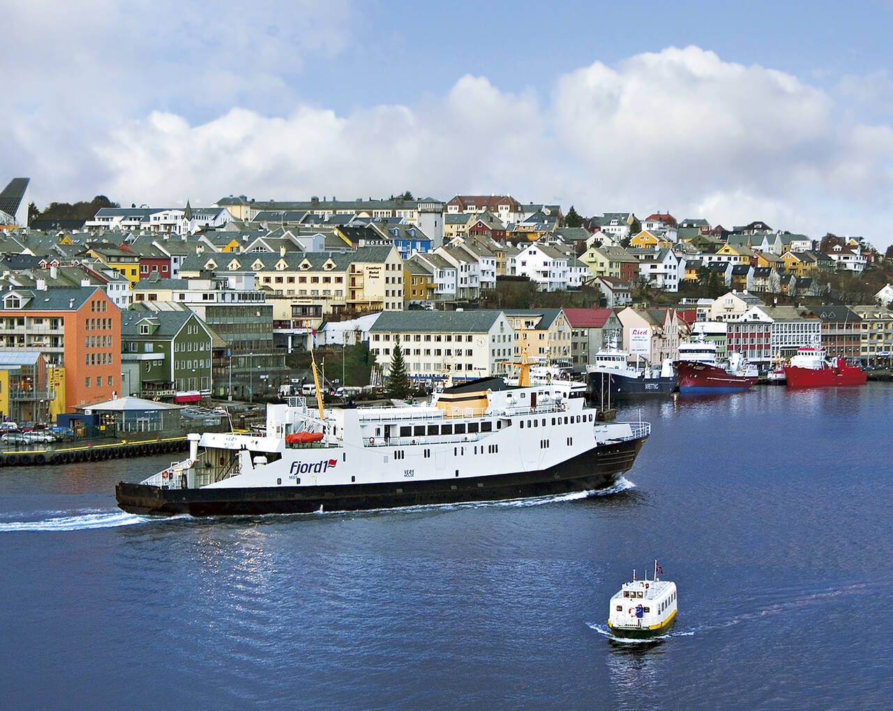 «Veøy» i ble satt inn i ruten i desember 2007 da «Bjørnsund» måtte på verksted. Flere av de reisende kommenterte at de nå hadde fått et cruiseskip i Bremsnesruten. «Veøy» blir av mange regnet som landets fineste ferje gjennom tidene og har en stor og flott utsiktssalong. Foran ser vi den historiske sundbåten «Rapp», som er tatt vare på. Foto: Terje Holm