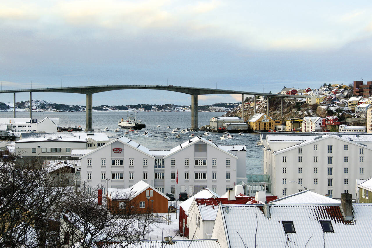 Siste fergetur i ruten 19. desember 2009 med et følge av mange lokale fritidsbåter. Foto: Terje Holm