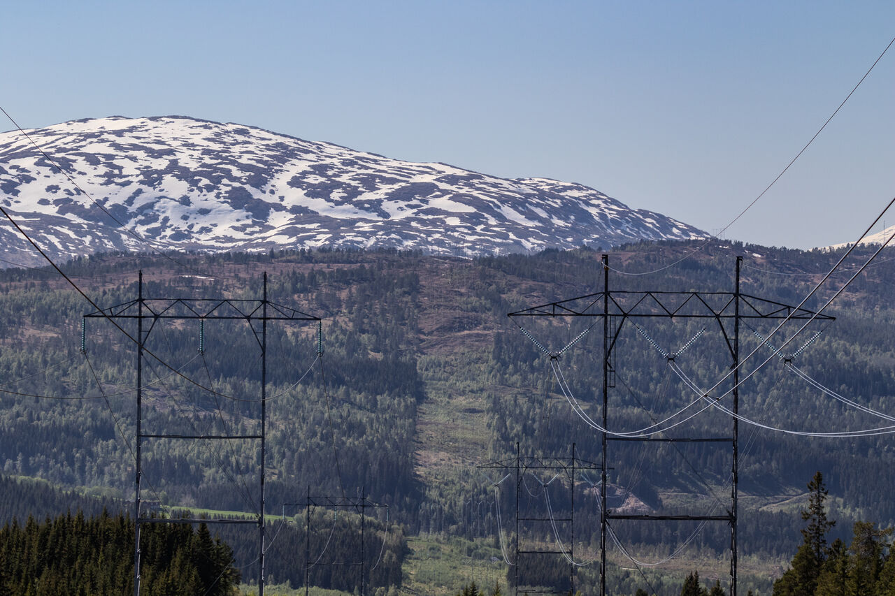 Kraftlinje fra gjennom Rindal mot Surnadal. Illustrasjonsfoto: Steinar Melby / NettStudio