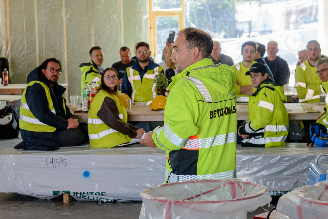 Eskild Røsand i Betonmast Røsand takket lærlingene. Foto: Kurt Helge Røsand / KSU.NO