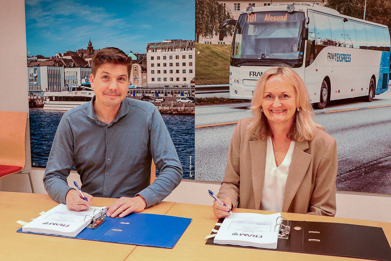 Kontrakten på 3,3 milliarder kroner ble signert 4. september av samferdselsdirektør i Møre og Romsdal fylkeskommune, Jesper Wiig (t.v.) og regiondirektør Midt-Norge i Vy buss, Heidi Renolen. Foto: Susanne Aare Dahl