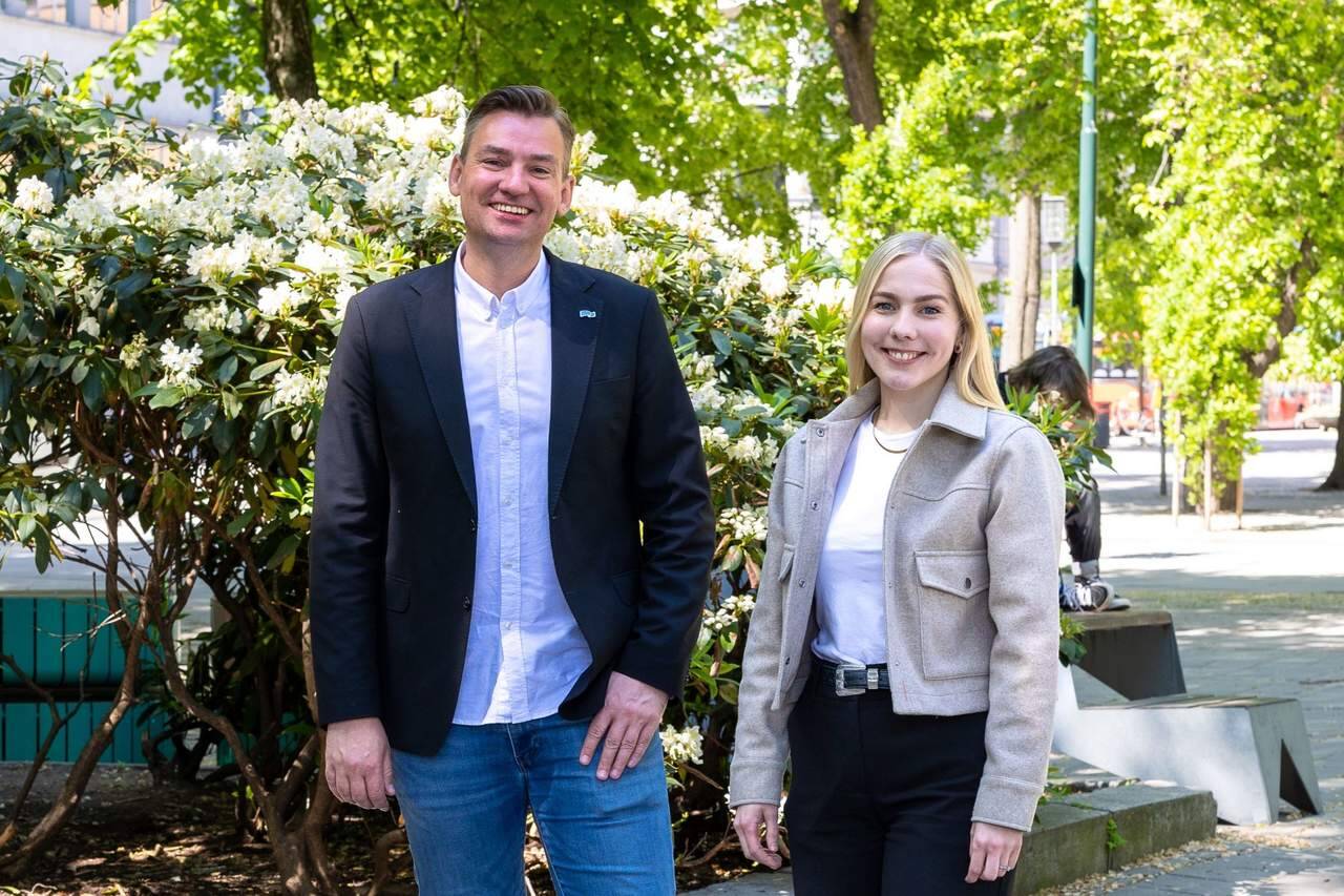 F.v.: Høyres 1. nestleder og leder for programkomiteen Henrik Asheim og nestleder i programkomiteen Mari Holm Lønseth. Foto: Hans Kristian Thorbjørnsen / Høyre