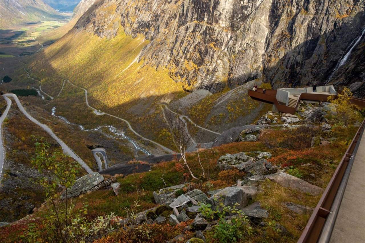 – Det kan være aktuelt å tenke mer langsiktig for å få etablert en ordning med besøksbidrag for et større geografisk område knyttet til verdsarvområdet inkludert Trollstigen, skriver fylkeskommunedirektøren. Foto: Møre og Romsdal fylkeskommune