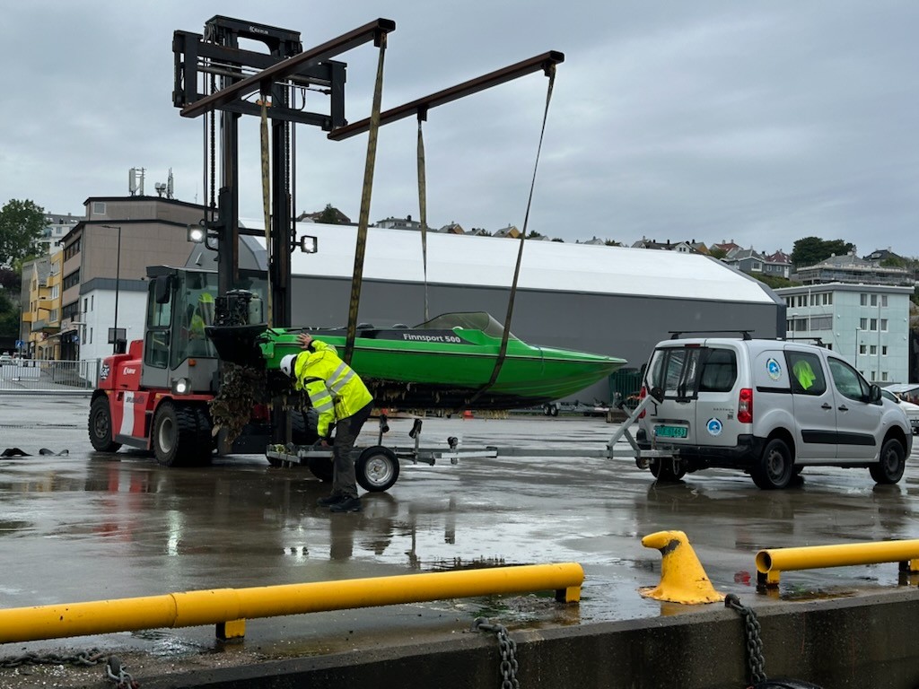 Båten som ble hevet og tatt i land på Devoldholmen i Kristiansund. Foto: Kristiansund og Nordmøre Havn.