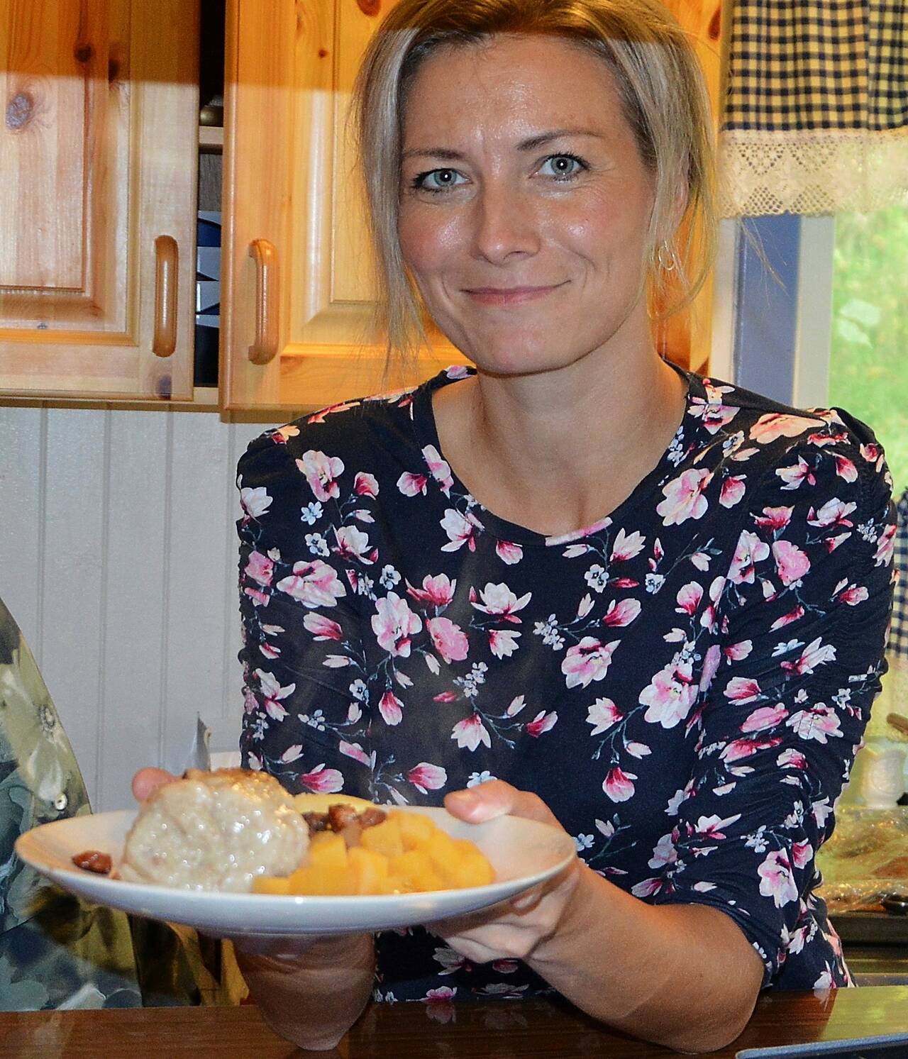 Gunnhild Vetleseter Bøe i historielaget gled seg til å servere sildball. Foto: Historielaget