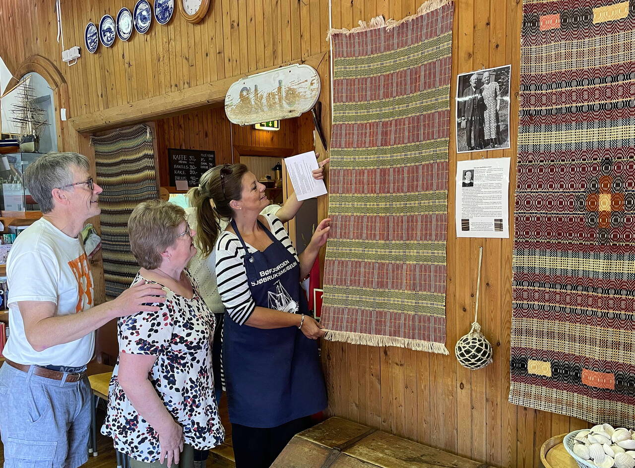 Begeistring for Johanna Halse sin vevkunst. Kristian og Mali Settem, Nora Bøe og Gunnhild Vetleseter Bøe (delvis skjult) beundrar dei flotte bordløparane. Eit åkle av henne ser vi bak til venstre. Foto: Bernt Bøe