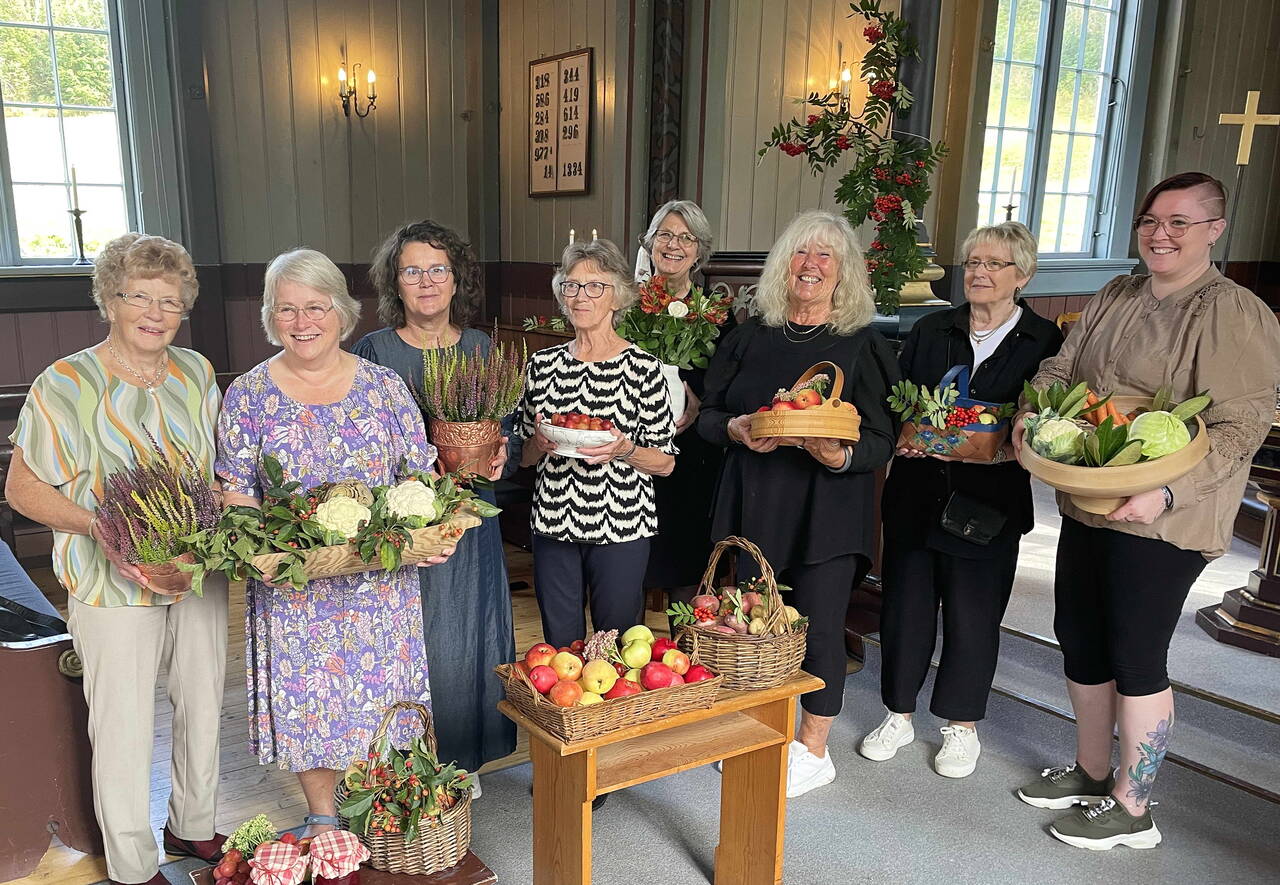 Åsskard Bygdekvinnelag viste – og serverte – markens grøde. Frå venstre Johanne Holten, Gunda Bele, Gunhild Bøklep Bøe, Kari Sæther, Randi Bøe, Inger Lise Heggem, Torbjørg Settem og Allis Bæverfjord. Foto: Bernt Bøe