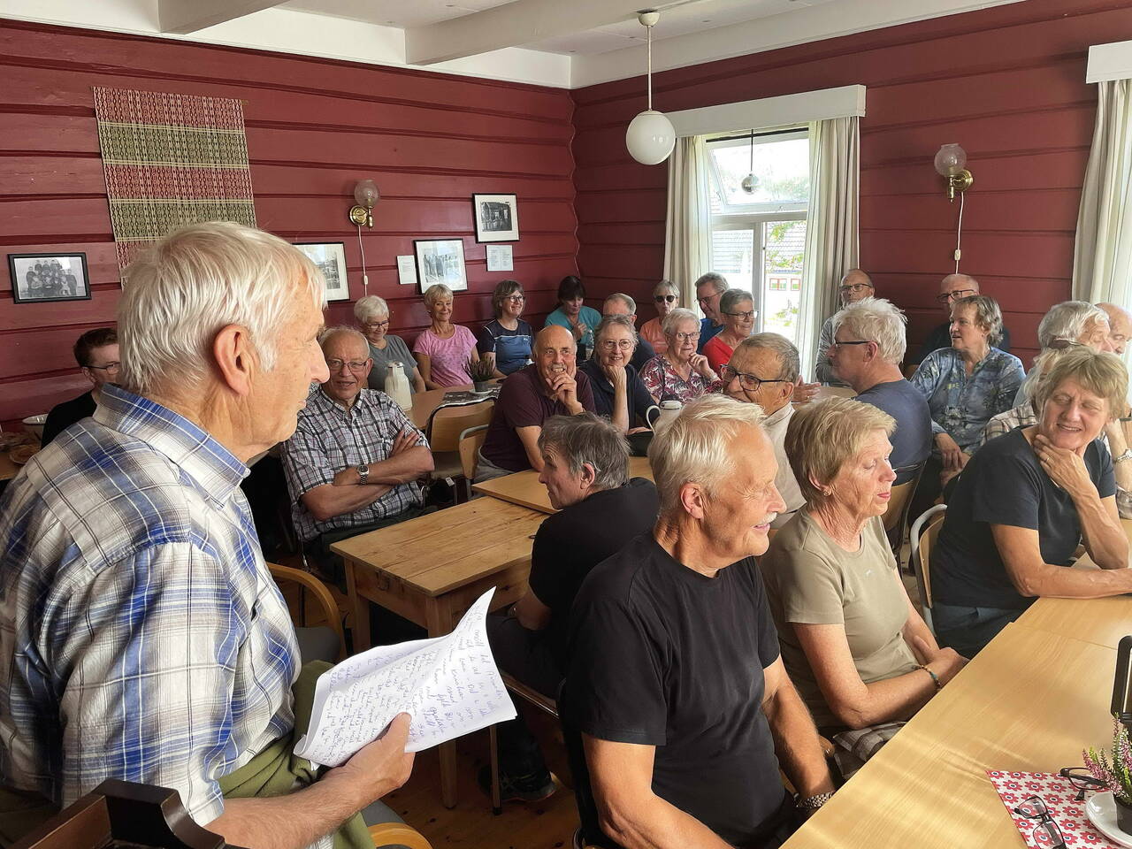 Folksamt: Tett rundt borda i den gamle skulestua på Årnes når Svein ønskjer vel møtt. Foto: Bernt Bøe