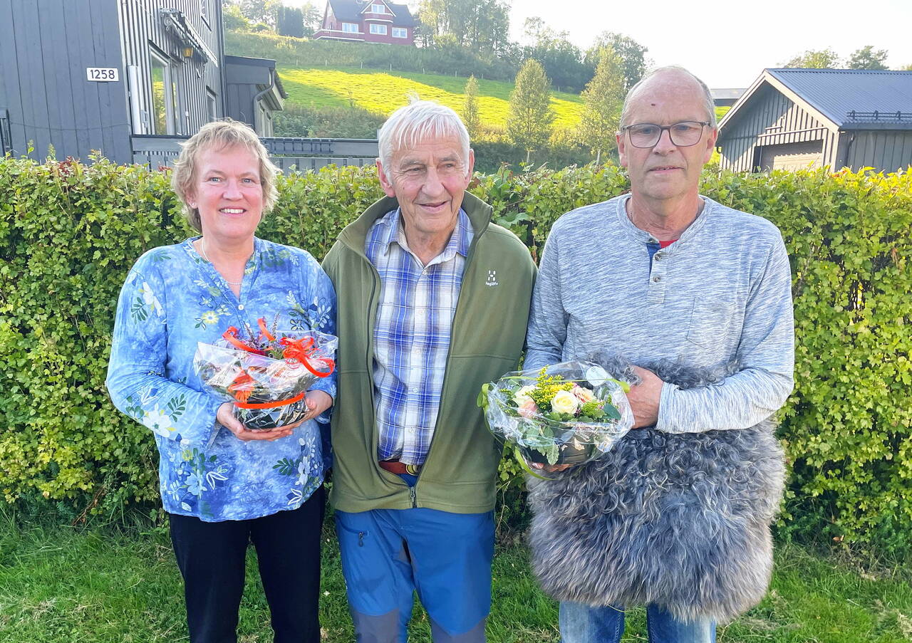 Frontfigurarar: Gunn Signe Aarnes, Svein Aarnes og Bjarne Røen. Sistnemnde fortent vinnar av dagens hovudgevinst – eit sitteunderlag frå Inger Haugens meisterhand. Foto Bernt Bøe