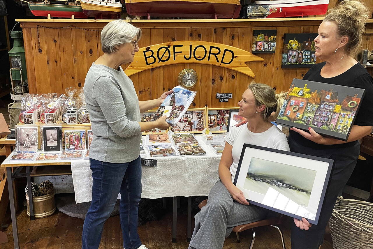 Randi Bøe (t.v.) er fascinert av kunsten til søstrene Gjertrud Heggem (sittande) og Tanja Grimsmo. Foto: Bernt Bøe