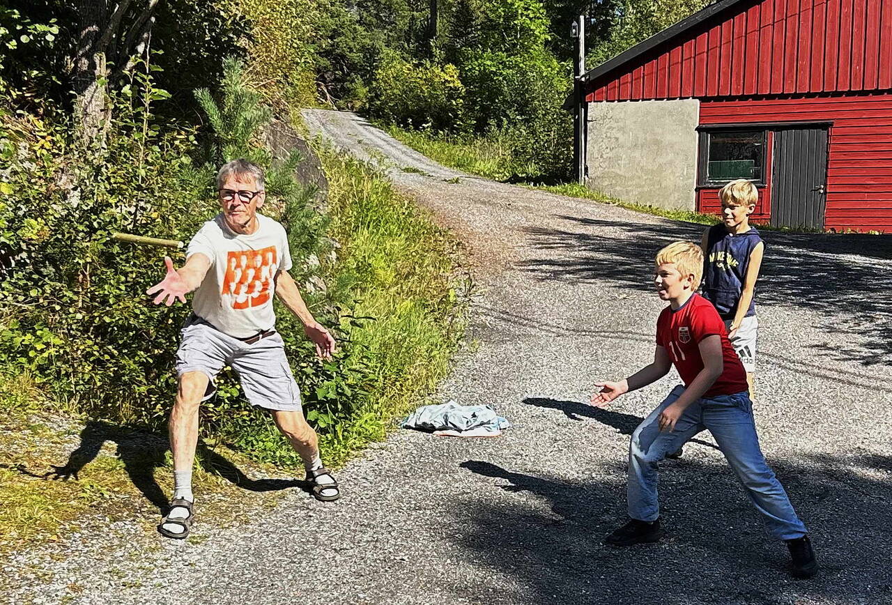 Imponerande: Kristian fangar kvemsen (jeppen) i lufta. Dermed får han og dei to andre på utelaget, Lars Isak og Harald, overta føringa. (Meisterleg foto av Mali Settem!)