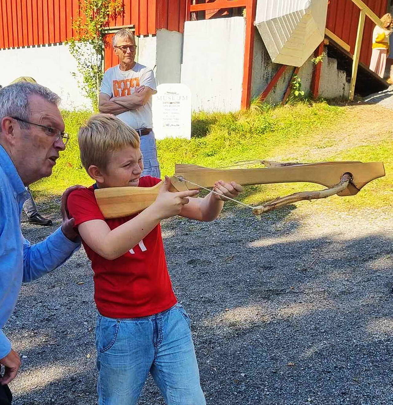 Bernt instruerer Lars Isak i bruk av armbrøst eller «hardbust», som det treffande heiter i Bøfjorden. I bakgrunnen Kristian Settem. Foto: Gunnhild Vetleseter Bøe