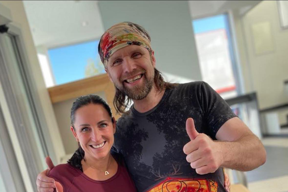 Ordfører Hanne Berit Brekken og kunstner Aune Sand på plass i Aure Arena. Foto: Aure kommune.