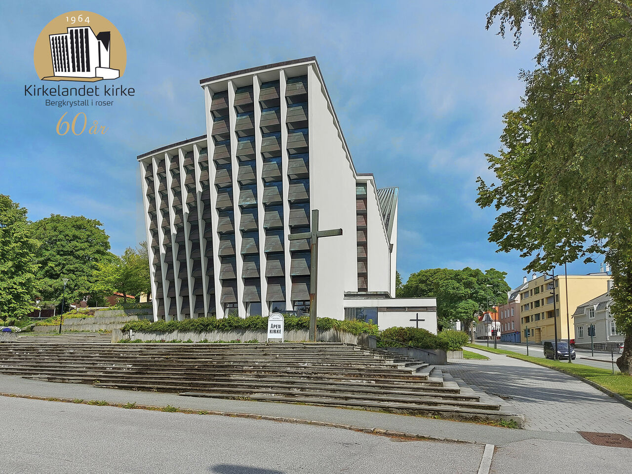 Kirkelandet kirke, «Bergkrystall i roser», var Norges første moderne kirkebygg i 1964 og har blitt en attraksjon i Kristiansund. Øverst til venstre ser vi jubileumslogoen, designet av undertegnede. (Foto: Terje Holm)