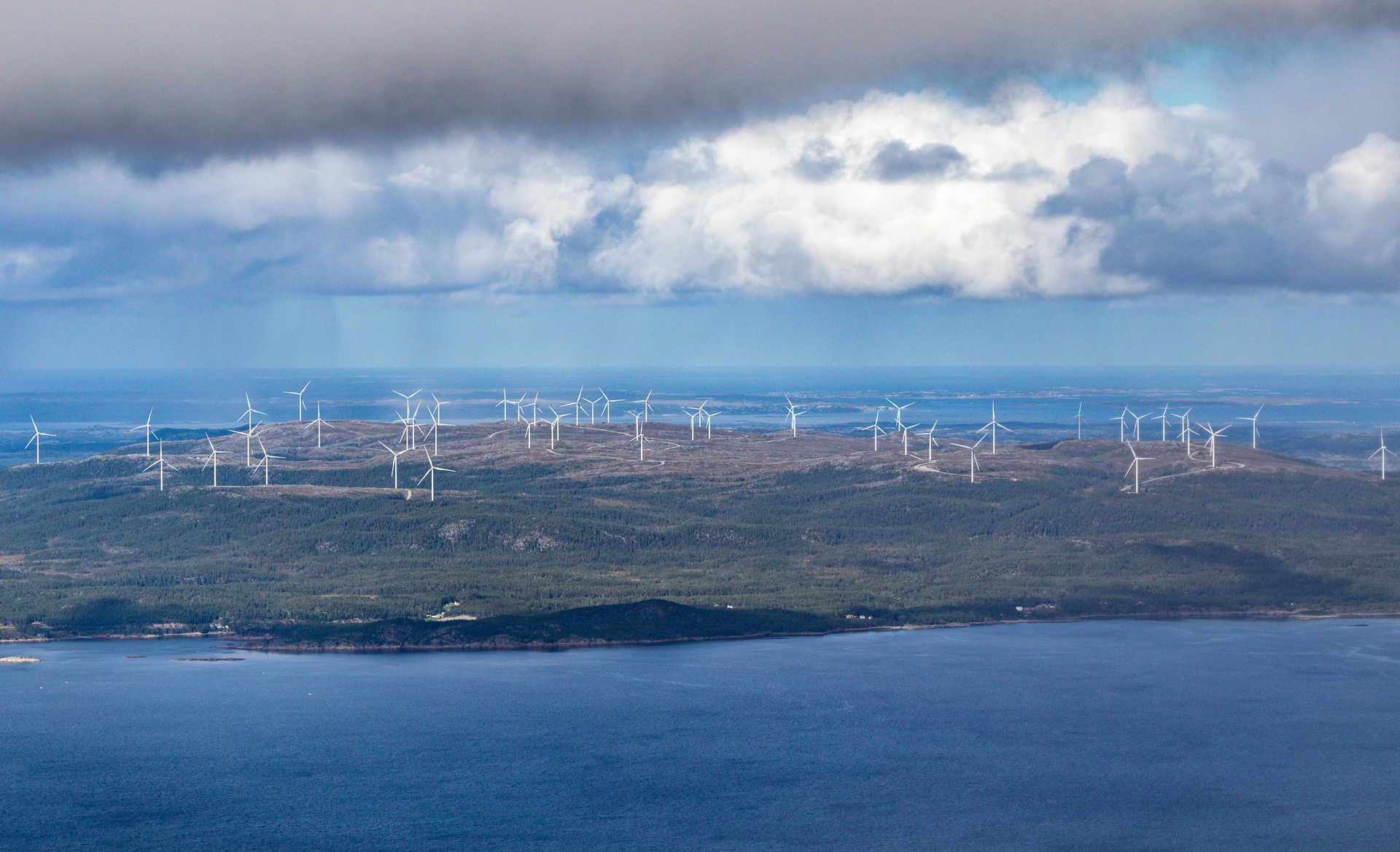 Vesentlige inngrep av vindindustrianlegg i Hitra-naturen på Trøndelagskysten. Illustrasjonsfoto: Steinar Melby, KSU.NO