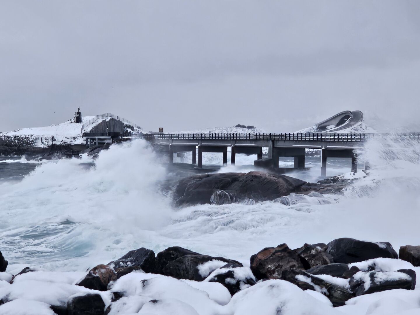 Det blåser kraftig og er relativt stor sjø ved Atlanterhavsveien i dag. Det er ventet at bølgehøyden skal stig utover formiddagen. Foto: Steinar Melby, KSU.NO