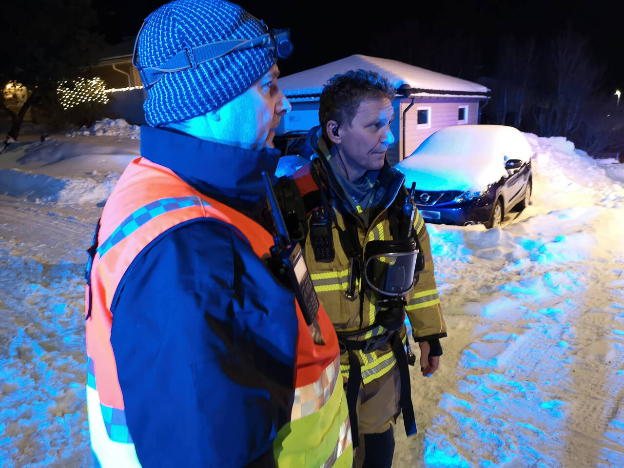 Innsatsleder Jørn Jensen (t.v.) og Frode Garberg i samtale etter brannen. Foto: Kurt Helge Røsand / KSU.NO