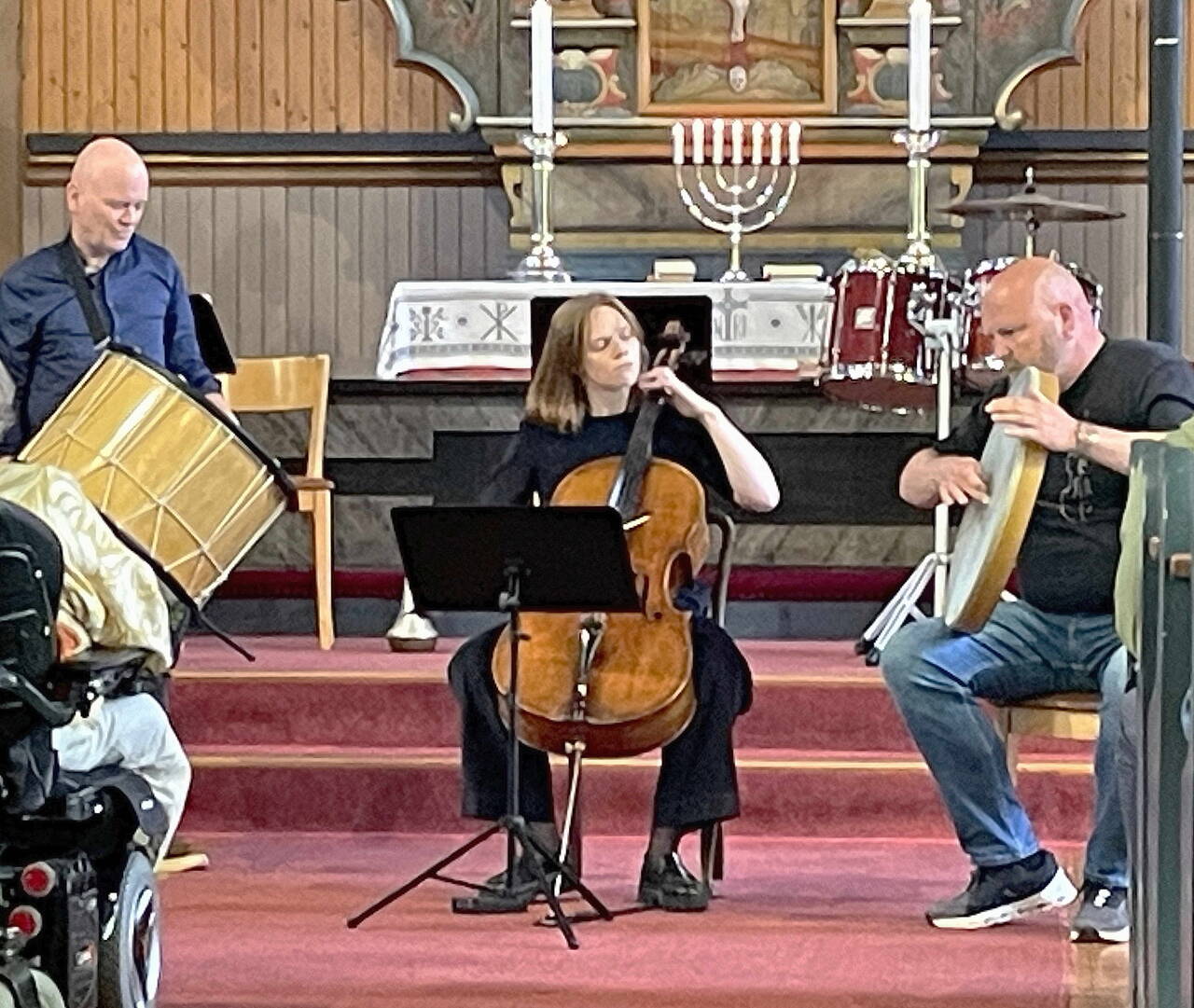 Improvisasjon mellom satsane i Saariahos «Papillons»: Jarle Vespestad, Live Smidt og Jo Inge Nes.