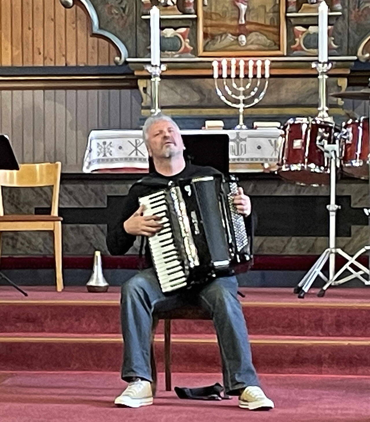 an Pavlovic spela to eigne verk på accordion.