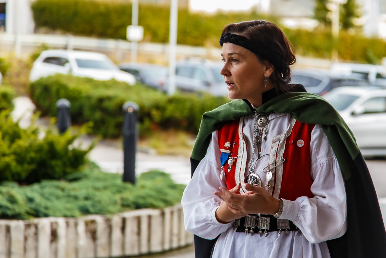 Anja Cecilie Solvik fra Bunadsgeriljaen foran Kristiansund sykehus. Arkivfoto: Steinar Melby / KSU.NO