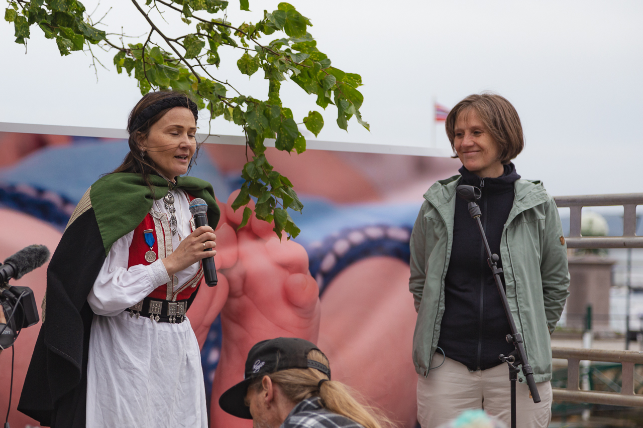 Kjersti Toppe (til høyre) får spørsmål fra Bunadsgeriljaens leder, Anja Solvik tidligere i sommer på Rådhusplassen i Kristiansund. Foto: Steinar Melby / KSU.NO