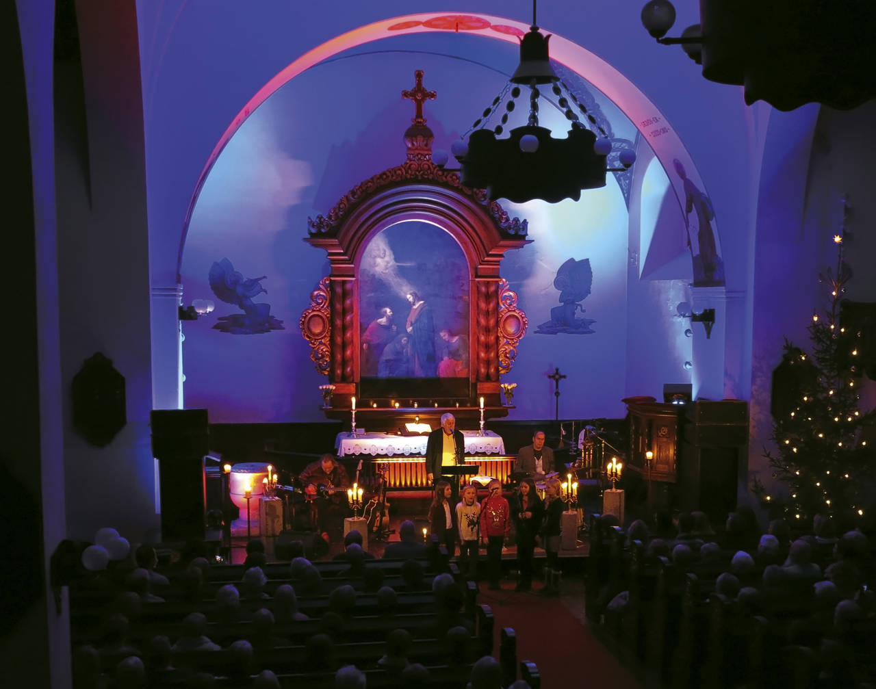 Fremførelsen av "Rosa frå Betlehem" skapte stemning i Nordlandet kirke. (Foto: Terje Holm)