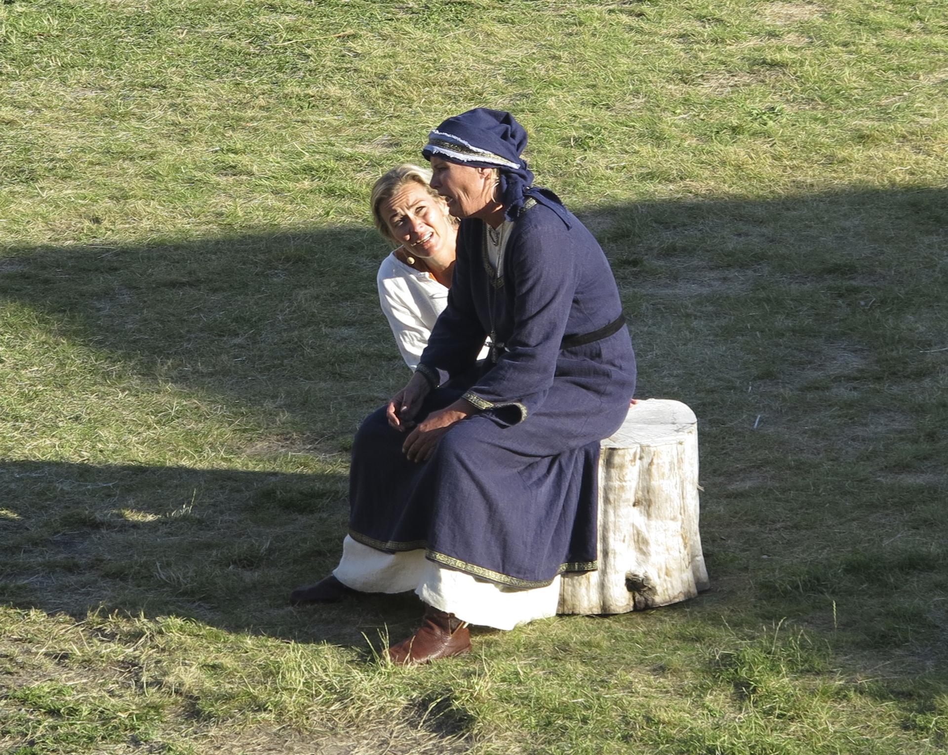 Line Verndal og Nina Woxholtt gir liv og nerve til de streke kvinnene på Edøygarden, Ingeborg og fru Guri. (Foto: Terje Holm)