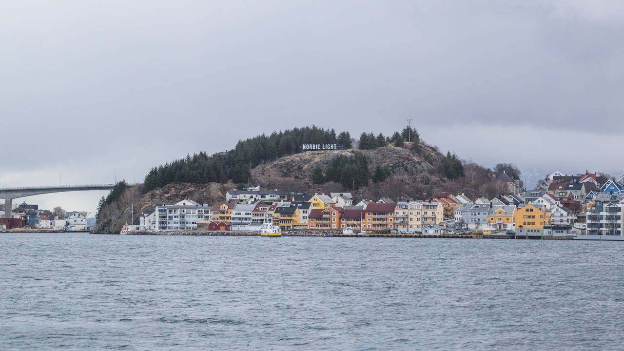 Nordic Light 2018 er i gang og preges  på «Hollywood-skiltet» på Bjønnahaugen i Kristiansund. Foto: Steinar Melby / KSU.NO