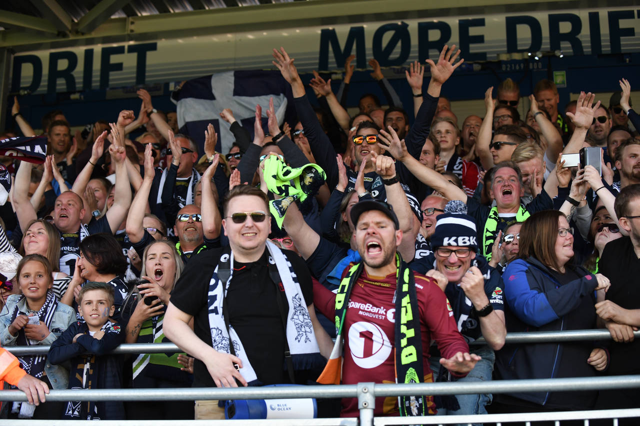 Enorm jubel for hjemmefansen etter seier i eliteseriekampen i fotball mellom Kristiansund og Molde på Kristiansund stadion søndag 9. juni. Foto: Anders Tøsse / NTB scanpix