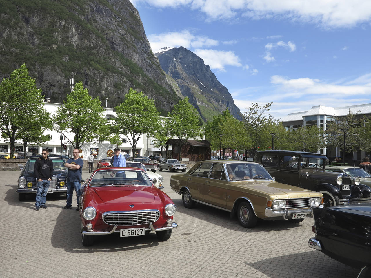 Veteranbiltreff i strålende vårvær på Sunndalsøra. Vi drar kjensel på «Helgenen-bilen» Volvo P1800 fra 1961 og en Ford Taunus fra midten av 1960-tallet. (Foto: Terje Holm)