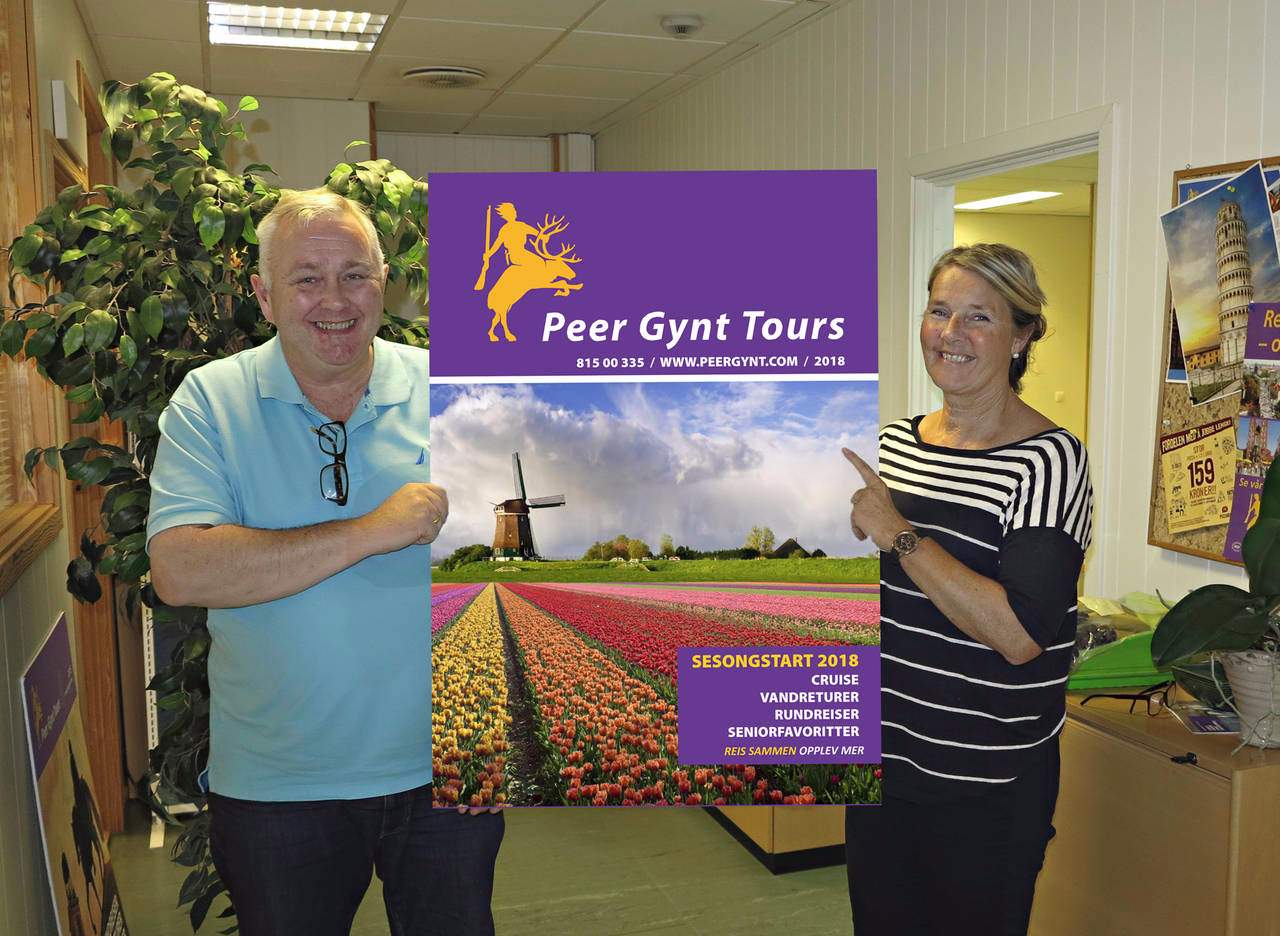 Peer Gynt Tours har vært en ledende arrangør av gruppereiser siden 1978. Regionsjef Per-Rune Dyrnes og Nina Brendskag oppfordrer regionen til å bruke Kvernberget, som også kan tilby gunstige priser. (Foto: Terje Holm)