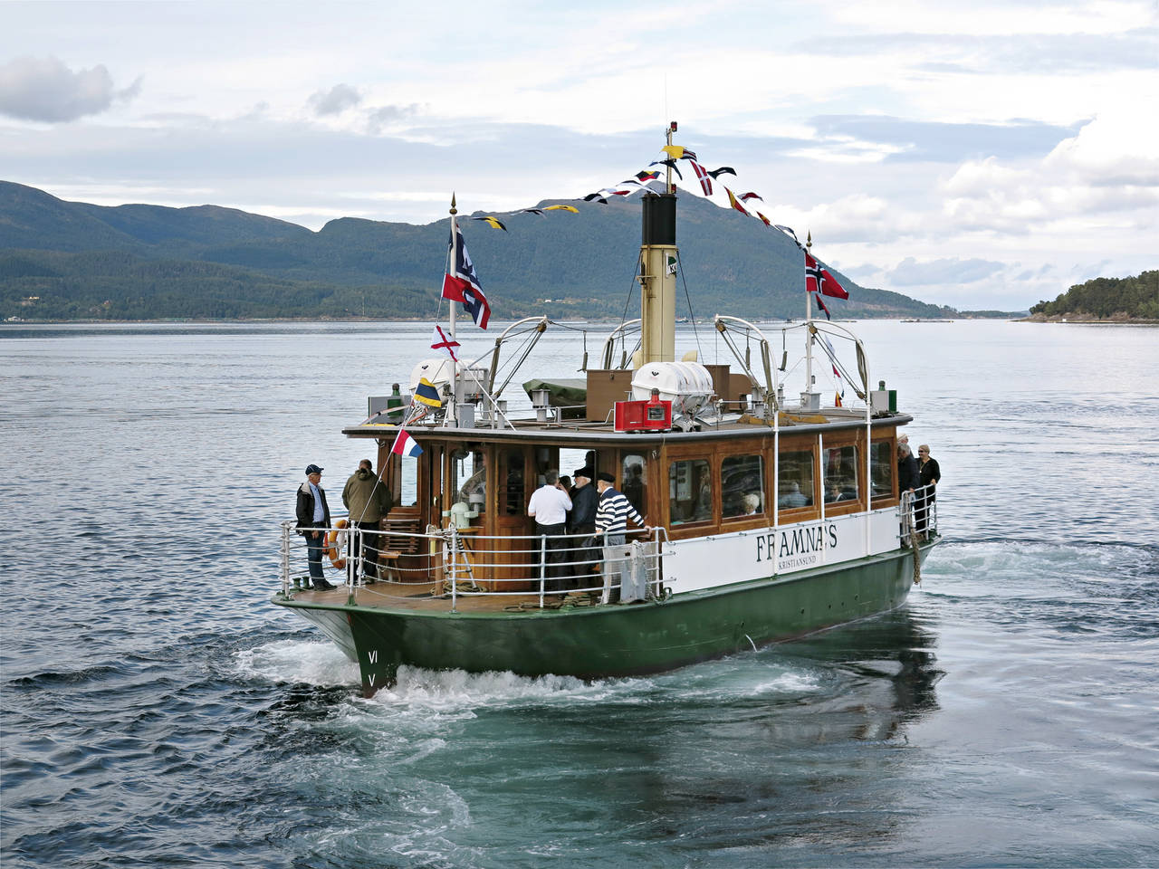 «Framnæs» anløper Halsa ferjekai for ombordstigning av passasjerer til Bøfjorden. (Foto: Terje Holm)