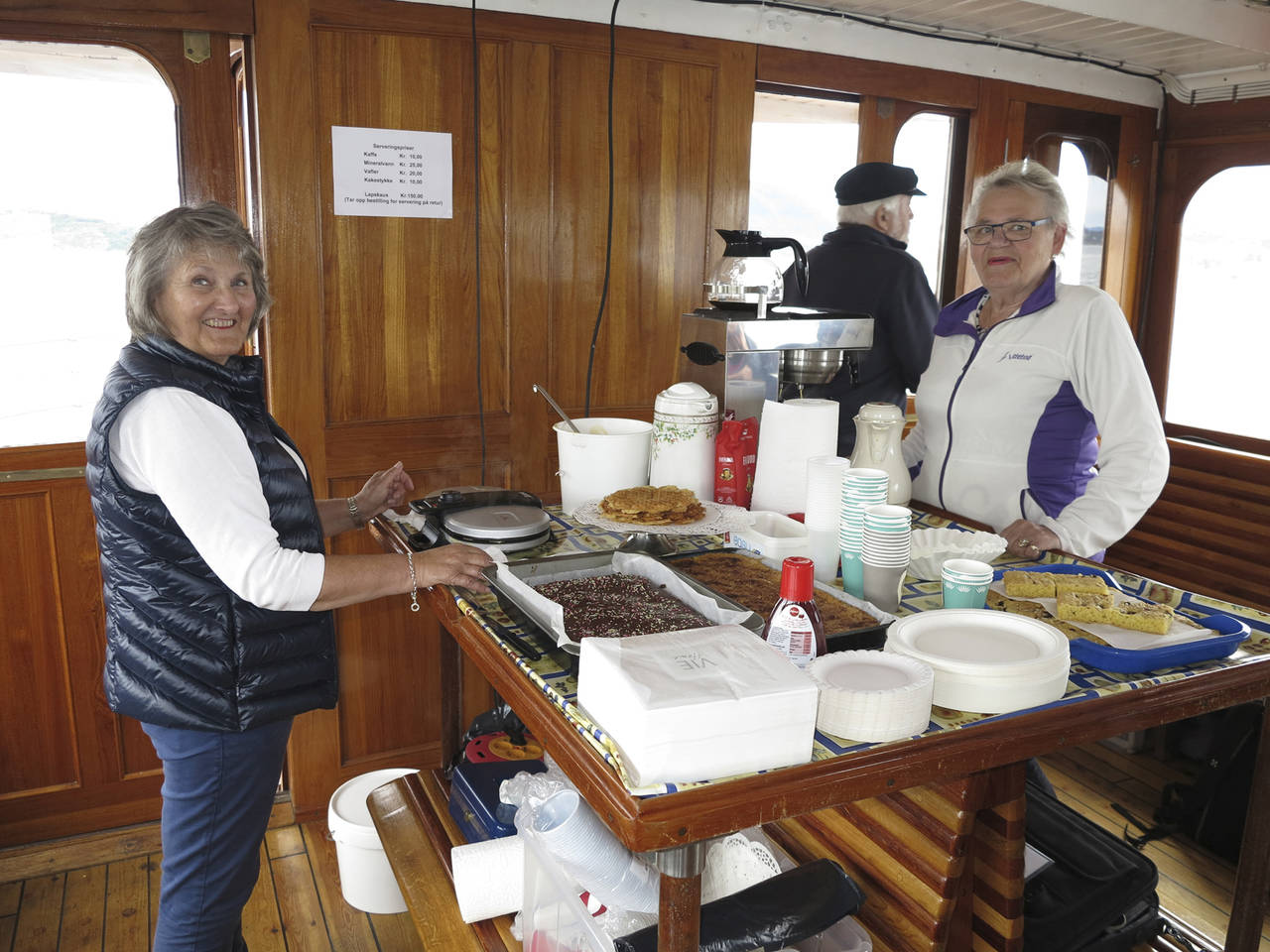 Randi Rossbach og Turid Lyster står for serveringen på «Framnæs» under fjordabåtturen til Bøfjorden. På hjemturen kan man også få kjøpt middag om bord. (Foto: Terje Holm)