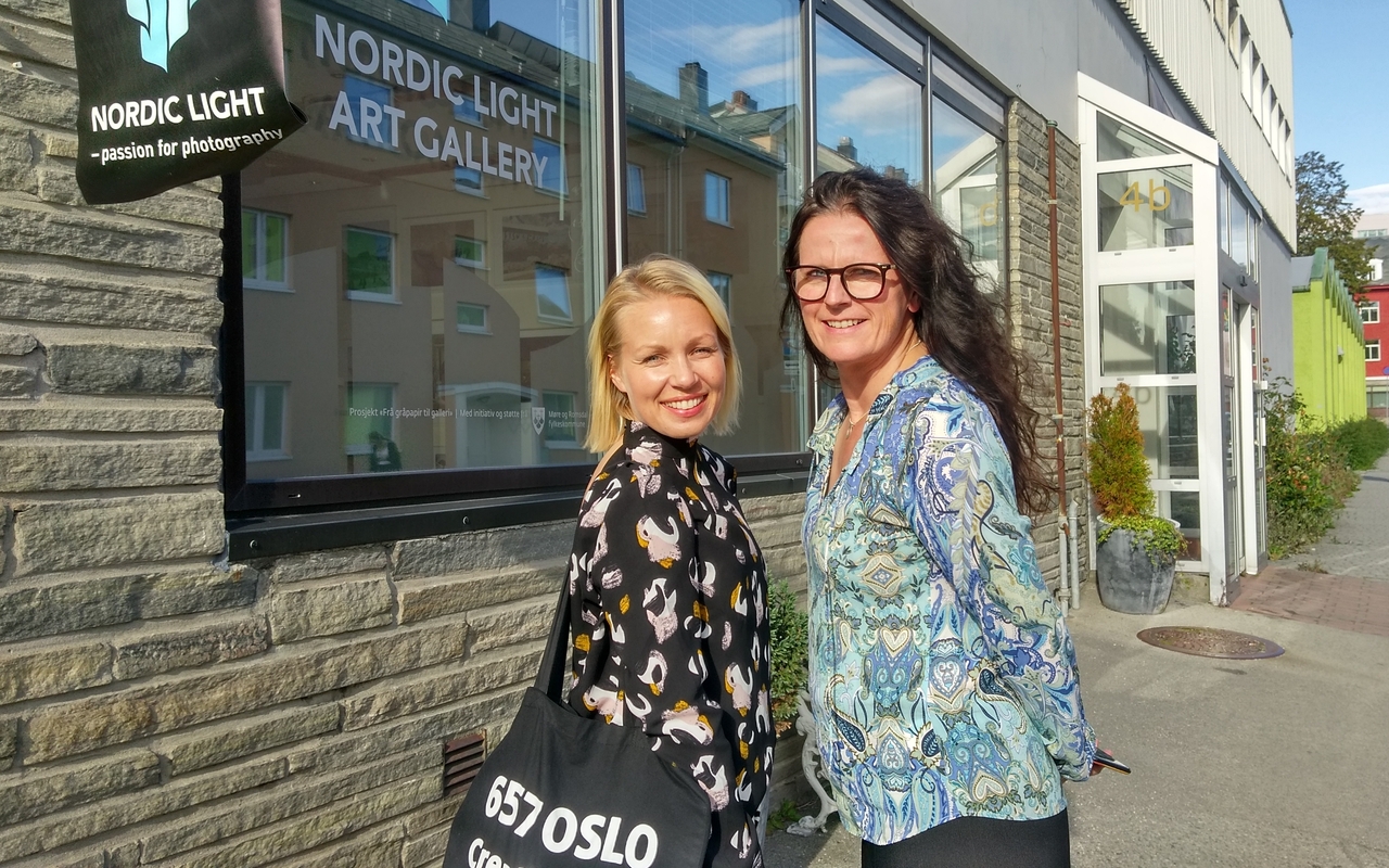 Ingunn Strand (til høyre), daglig leder i Nordic Light Events, vil etablere et kreativt bedriftsnettverk i Kristiansund. Sigri Sevaldsen, daglig leder i coworking-spacet 657 i Oslo, har bidratt med innspill og erfaringer rundt bedriftssamarbeid og samlokalisering. Foto: Nordic Light Events.  