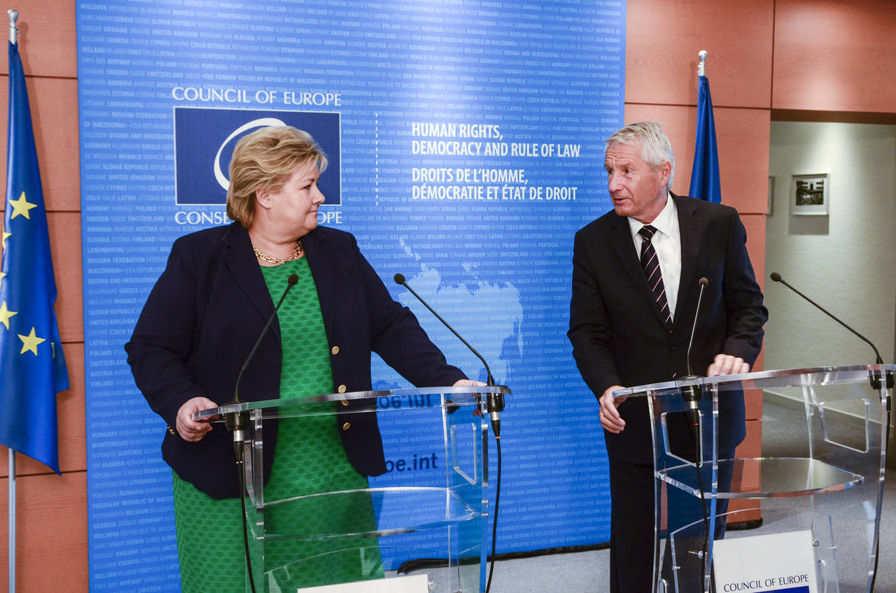 Statsminister Erna Solberg stiller seg bak den siste kritikken av Thorbjørn Jagland. Her er de to fotografert sammen på en pressekonferanse i Strasbourg mandag. Foto: Johan Falnes / NTB scanpix.